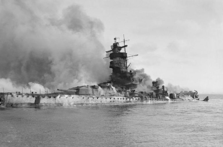 Posádka dobrovolně posílá loď Admiral Graf Spee ke dnu.