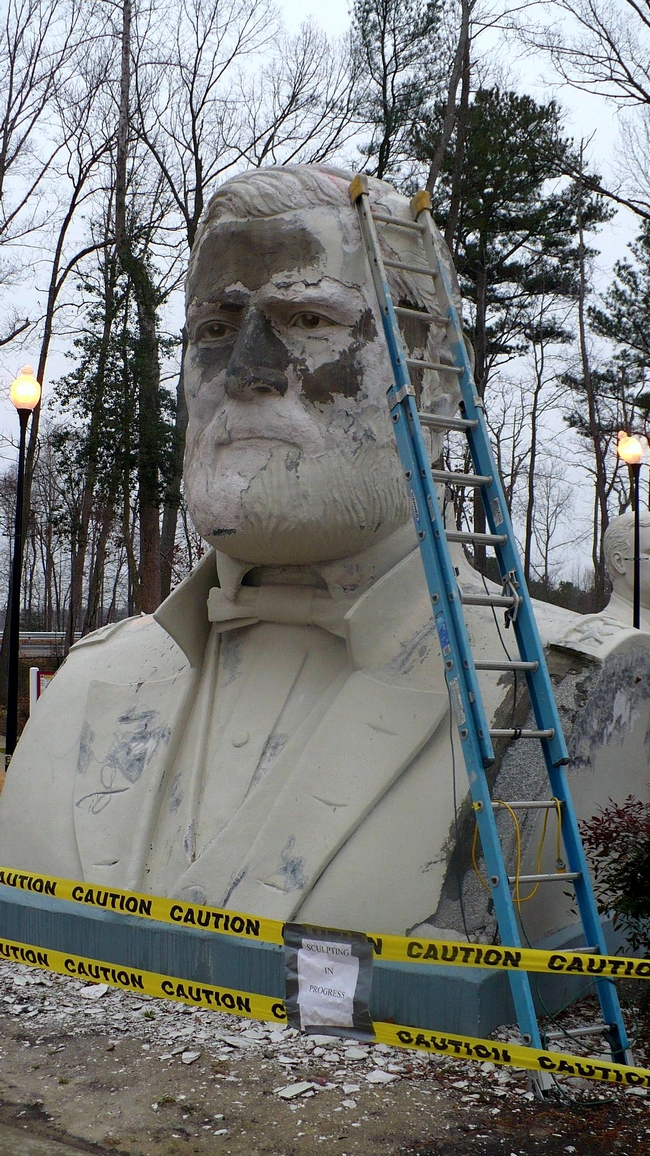 Zub času se podepíše i na vzhledu busty 23. prezidenta USA Benjamina Harrisona.