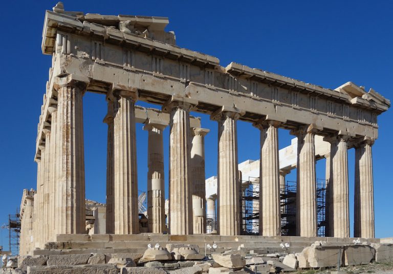 Antické Řecko vytvořilo mimořádně vyspělou kulturu v nejrůznějších oborech, od výtvarného umění, architektury, divadla, vědy (lékařství, filosofie, matematika, astronomie) až po rétoriku a politiku, kde se stalo kolébkou demokracie.