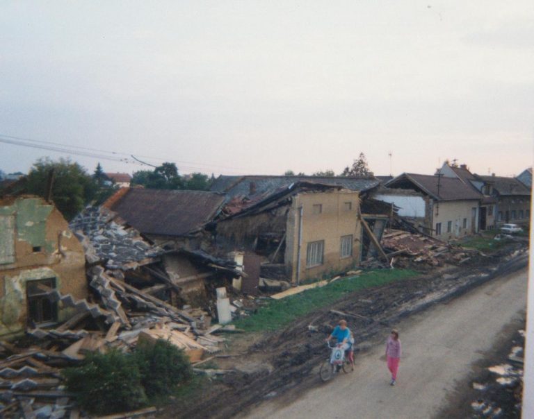 Symbolem povodní v roce 1997 se stala obec Troubky.