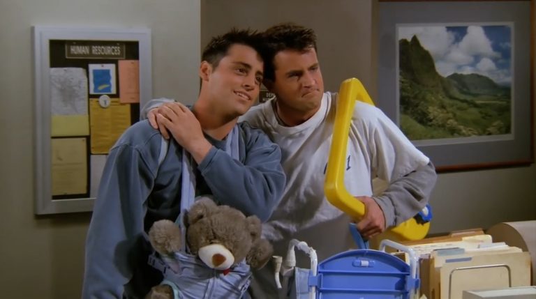 Jednou z nejznámějších bromance jsou Chandler a Joey ze seriálu Přátelé, kteří společně dokonce pečují o kuře a kachnu.