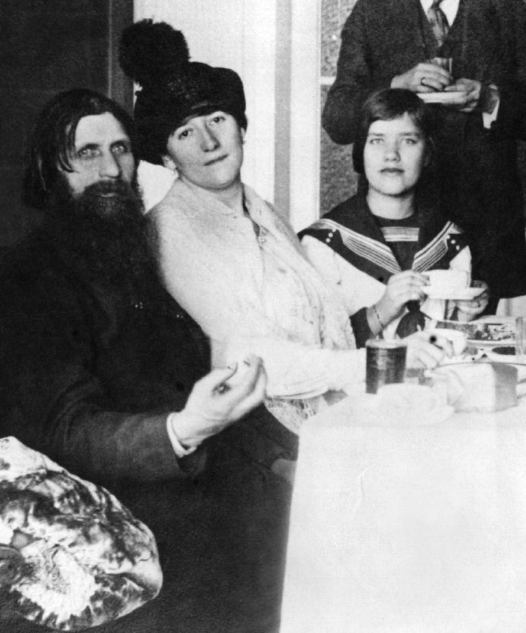 Rasputin si přál vychovat z dcery dámu (na snímku s oběma rodiči).
