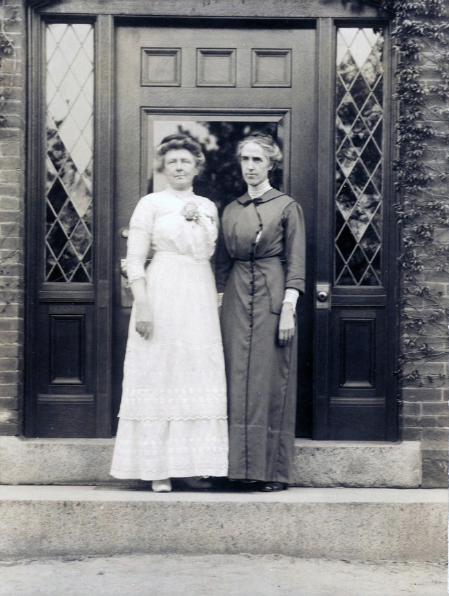 Hvězdy mezi hvězdami, Henrietta Swan Leavittová (v tmavém) a Annie Jump Cannonová.