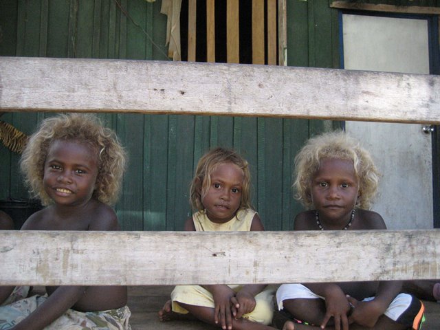 Na Šalamounově ostrově došlo k anomálii, a místní zde mají také blonďaté vlasy.