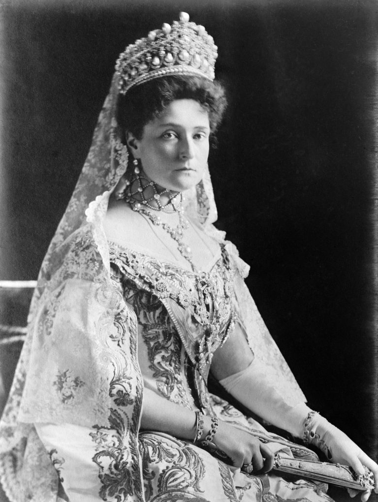 Carevna Alexandra Fjodorovna jí svěřila šperky, aby měla na cestu z Ruska.