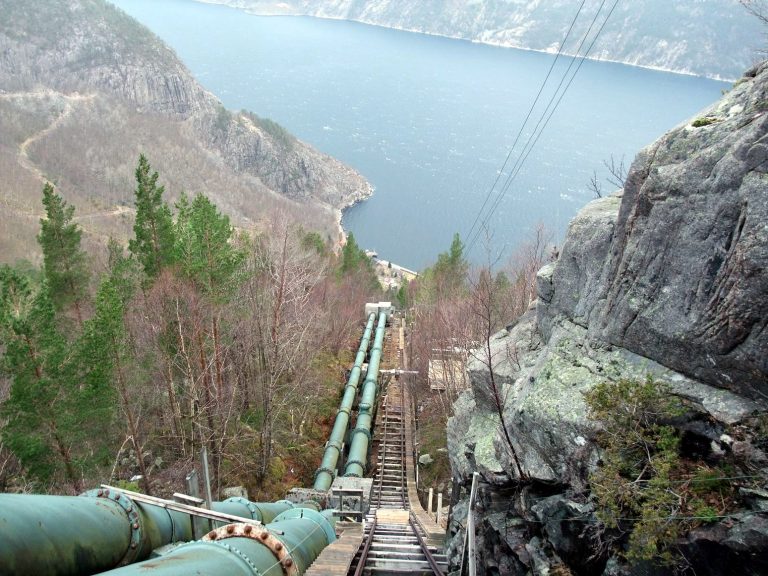 Troufli byste si si po takovém schodišti dojít nahoru na Lysefjord?