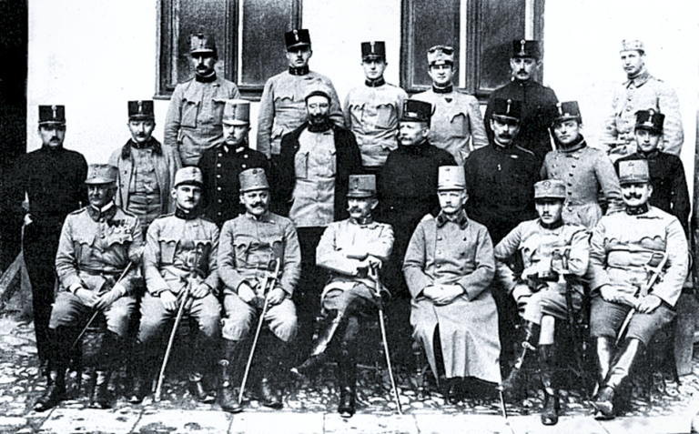 Velitelská štáb pevnosti v Přemyšli v roce 1914. Boje o rakousko-uherskou pevnost se účastní i řada Čechů.