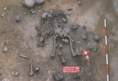 Z Cézavy u Blučiny pochází řada nálezů lidských ostatků. Některé z nich vykazují znaky kanibalismu.
