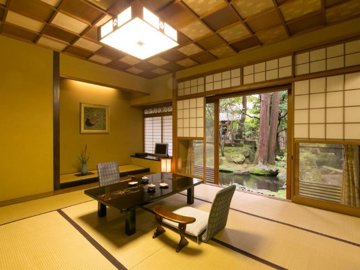 Interiér hotelu nabízí klasický japonský styl bydlení a vybavení.