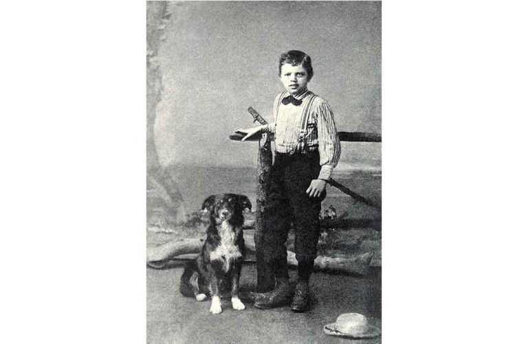 Devítiletý Jack s psem Rollo, jen čtyři roky předtím, než začne pracovat v konzervárně 12 až 18 hodin denně.