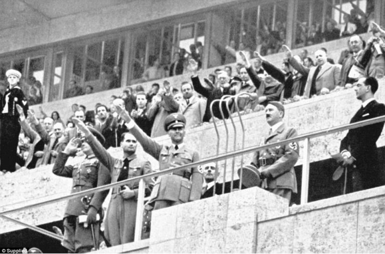 Adolf Hitler zahajuje berlínské olympijské hry.