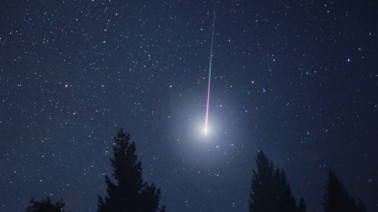 Meteory jsou nejčastěji fragmenty komet a jejich dráha bývá téměř totožná s dráhou mateřského tělesa. Meteorický roj je možné pozorovat, pokud Země křižuje jeho dráhu.