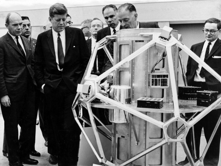 Prezident John F. Kennedy si prohlíží kostru satelitu Vela.