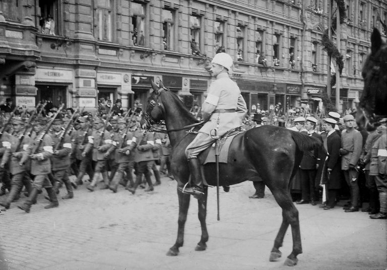Generál Mannerheim organizuje slavnostní přehlídku v Helsinkách po ukončení občanské války.