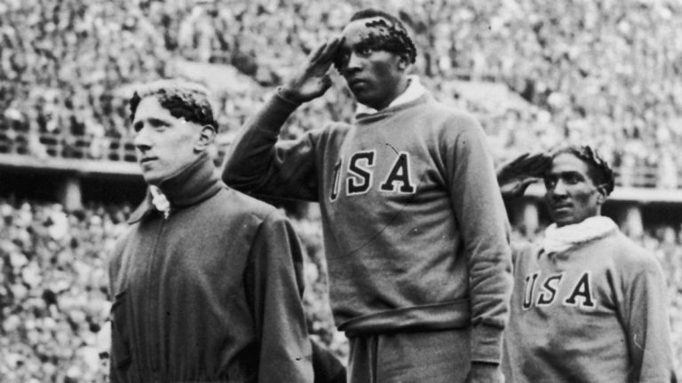 Hrdina olympijských her americký atlet Jesse Owens, který dokázal nacistickou rasistickou ideologii ponížit.