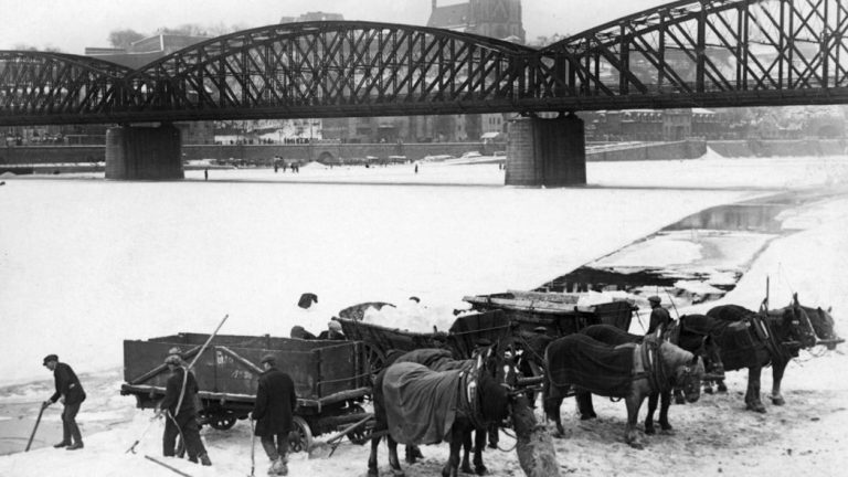 Ledový vzduch se Sibiře způsobil začátkem roku 1929 nejstudenější zimu v Evropě. Celých 62 dní po sobě nevystoupila teplota nad bod mrazu.