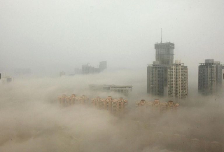 Smog v čínské metropoli Pekingu.