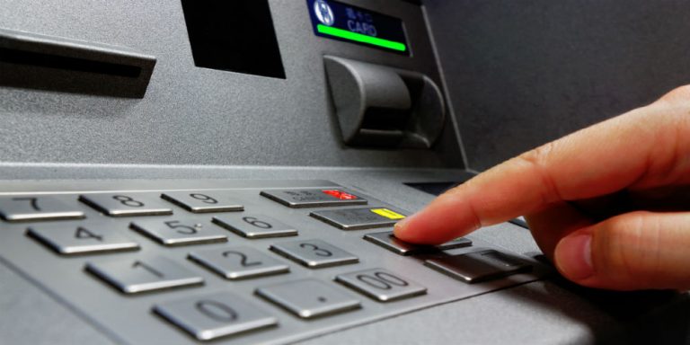 Pro hackery jsou zajímavé i bankomaty...