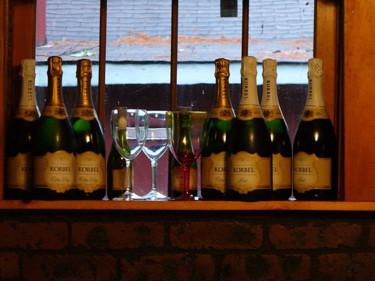 Šampaňské od společnosti Korbel je vynikající a nechybí při prezidentských inauguracích.