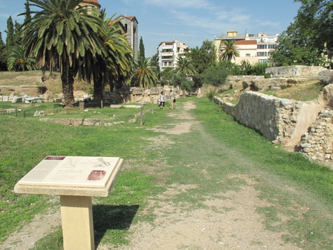 Někde v těchto místech kdysi v Aténách stávala Platónova akademie.