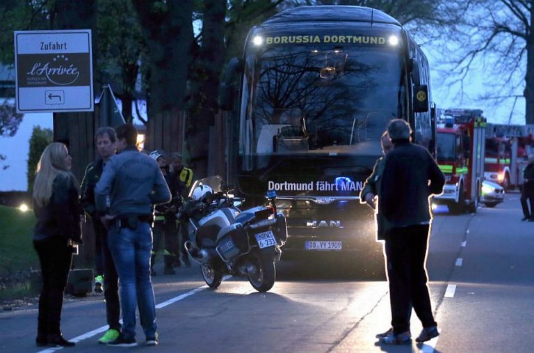 Bombový útok poškodí autobus německých fotbalistů.