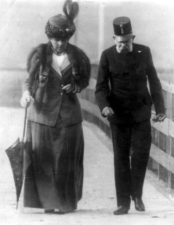 František Josef I. na procházce s Kateřinou Schrattovou. Právě u ní našel všechny vlastnosti, které marně hledla u své ženy.