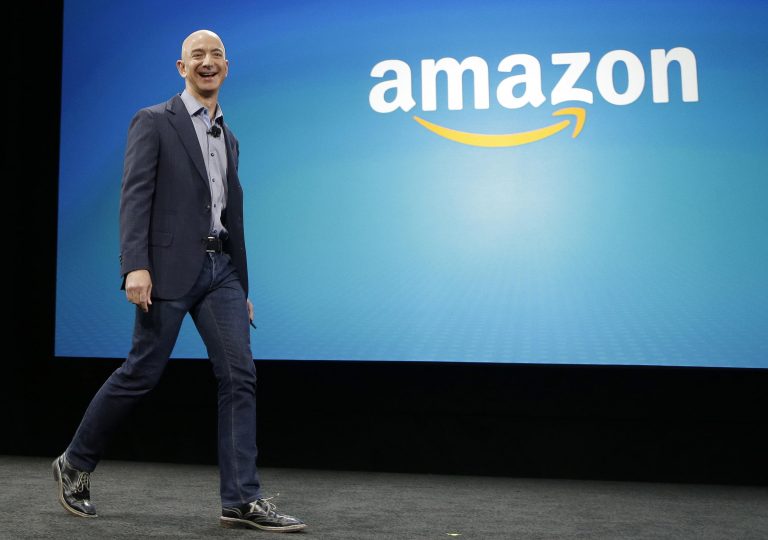 Jeff Bezos založil firmu Amazon a dnes je z něj nejbohatší člověk na světě.