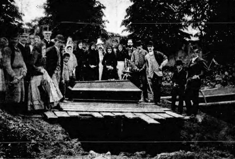 Při neštěstí v dole Marie na Příbramsku zemřelo 319 horníků, kteří byli pohřbeni hromadně.