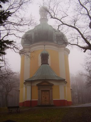 Kostel v jinočeském Lomci kopíruje španělské kaple. Jeho stavitelem byl možná přímo sám Philipp Emanuel Buquoy.