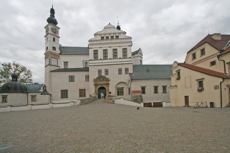 Dnes se pardubický zámek, někdejší sídlo mocného rodu Pernštejnů, skví novotou po nedávné rekonstrukci.
