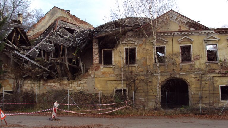 Z někdejšího zámečku v Nových Zákupech, kde bylo rodinné sídlo a barvírna, zbyly dnes jenom ruiny.