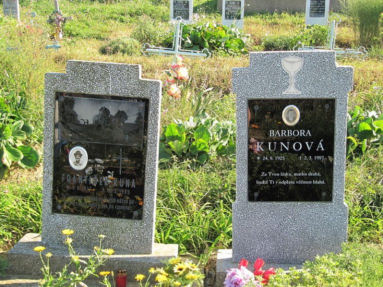 Na hřbitovních náhrobcách najdeme spousty českých jmen...