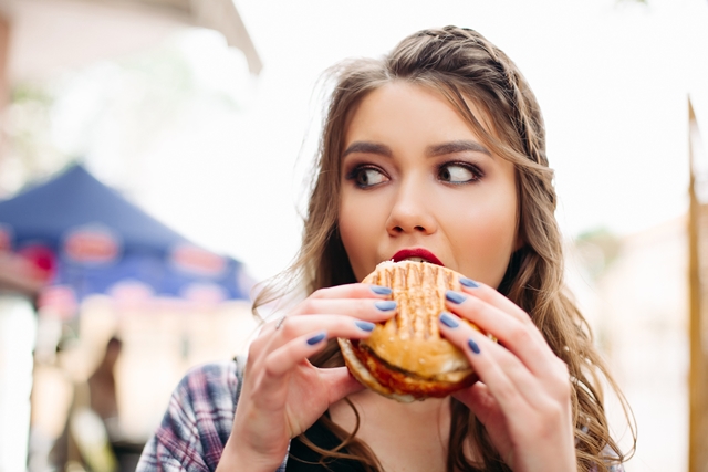 Do hamburgrů se přidává strojově oddělené maso, které je levnější než maso.