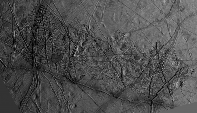 Praskliny na povrchu Europy mohou dokazovat přítomnost vody.