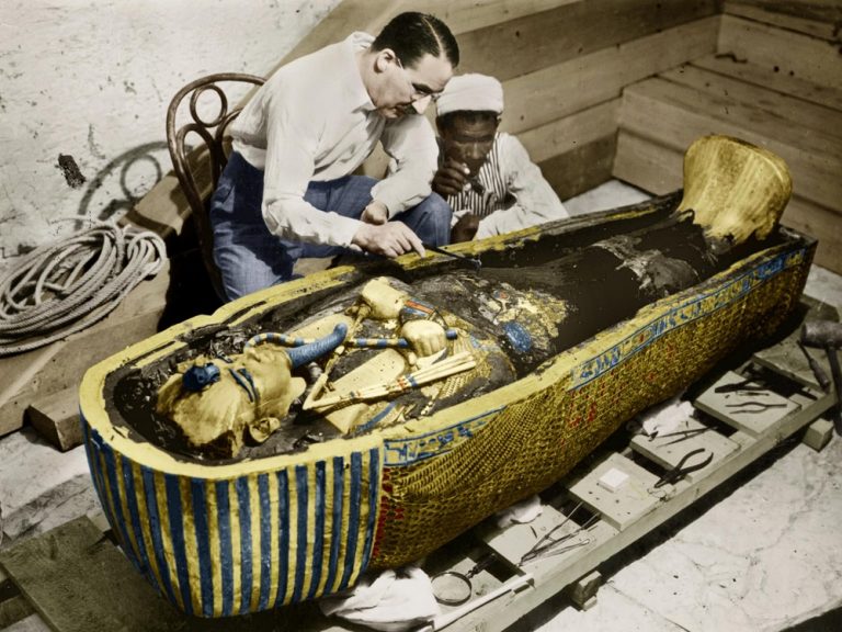 Howard Carter kromě množství zlata nalezl v Tutanchamonově hrobce i zásoby medu.