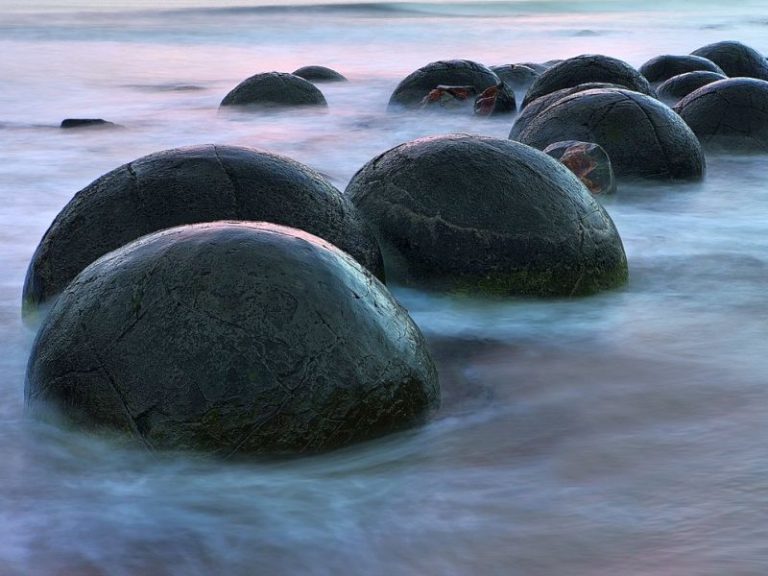 Moeraki Boulders: balvany vypadají jako želví krunýře.