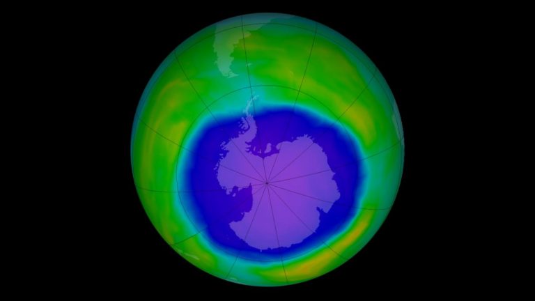 Ozónová díra nad Antarktidou v roce 2015.