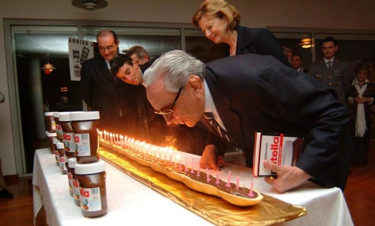 Když Michele Ferrero před třemi lety umírá, je nejbohatším člověkem v Itálii. Svůj život krom rozšiřování značky zasvětí i ochraně tajné receptury Nutelly – nechává ji přeložit do arabštiny a ukryje na bezpečném místě.