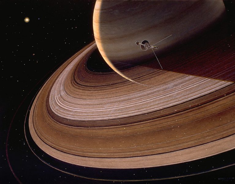 Umělecká představa průletu sondy Voyager kolem Saturnu.