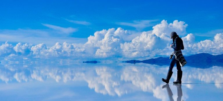 Na solné pláni Salar de Uyuni v Bolívii se v určitém ročním období odráží obloha.