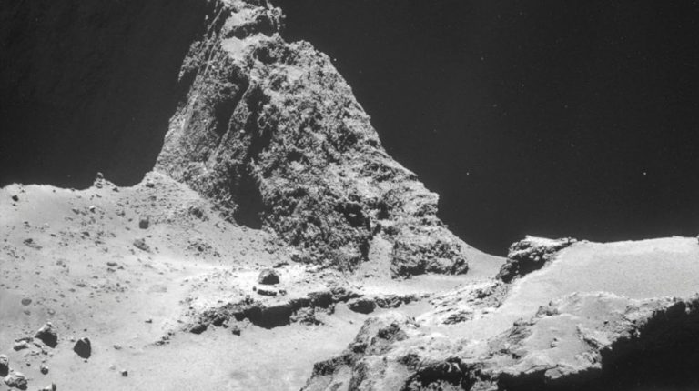 Povrch komety Čurjumov/Gerasimenko.