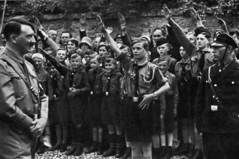Mladí chlapci byli vychováváno v přísně nacistické ideologii. Později se z nich stali nelítostní muži.