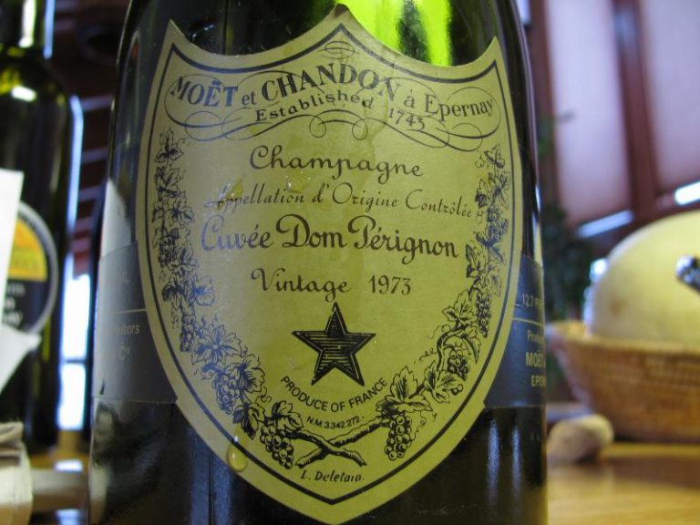 O Šampaňském Dom Pérignon prohlásí francouzský král Ludvík XIV., že je to jediné víno, které se dá pít.
