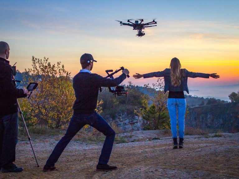 Dronem se dá lítat, natáčet či fotografovat.