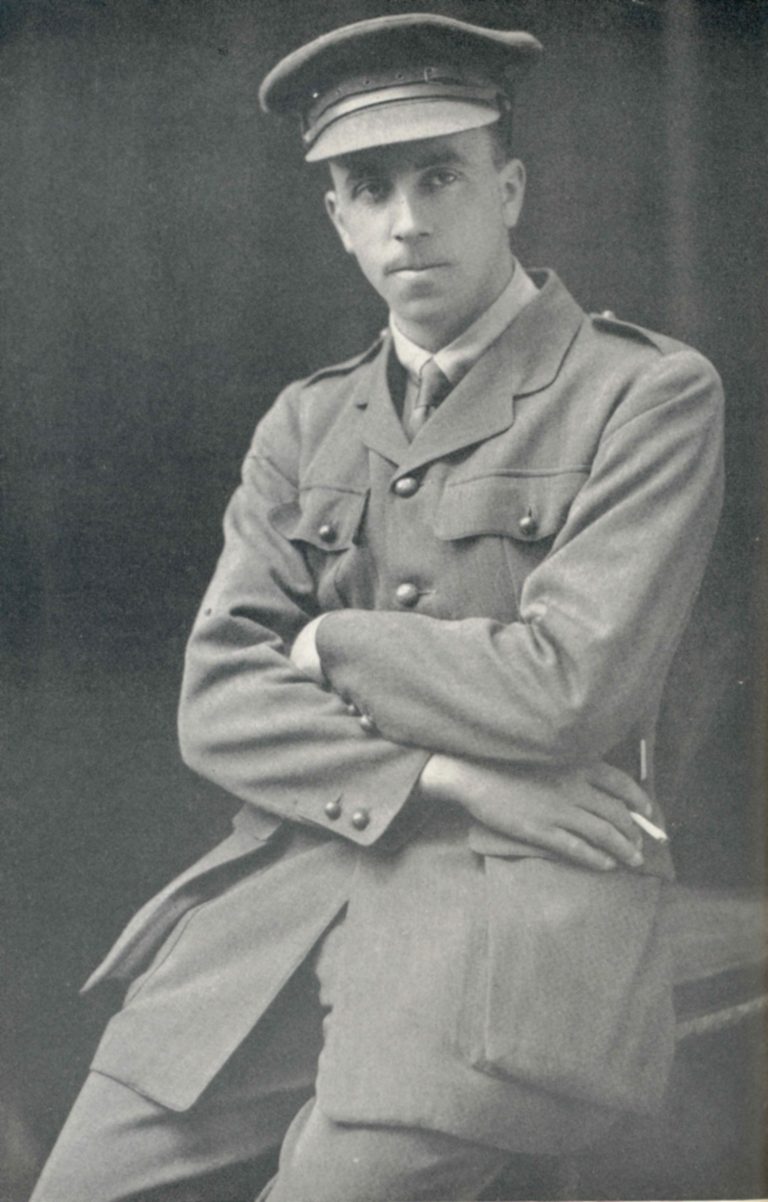 Harold Gillies jako mladý lékař v roce 1915. Dva roky poté otevře kliniku plastické chirurgie a spravuje válečná zranění britských vojáků.