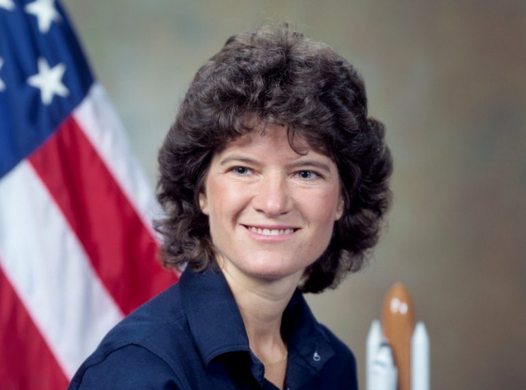 Sally Rideová se roku 1983 ve svých 32 letech stane první Američankou ve vesmíru.