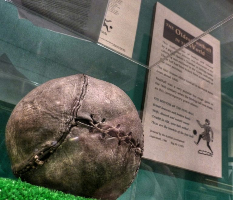 Jeden z nejstarších dochovaných míčů pocházející z konce 17. století.