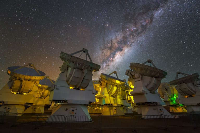 Soustava 66 radioteleskopů ALMA vystavěných na plošině Chajnantor v severním Chile
