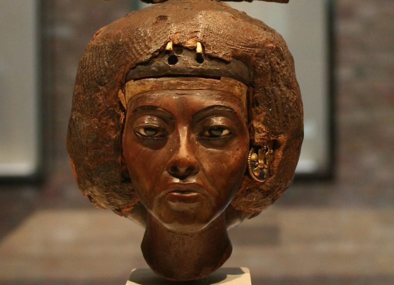 Královna Teje na amarnském dvoře měla stále vliv. Ne ovšem tak veliký jako Nefertiti.