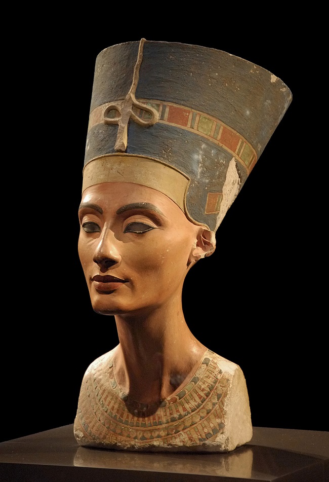 Jednou z kandidátek na autorství listu je i královna Nefertiti, matka Anchesenamon.